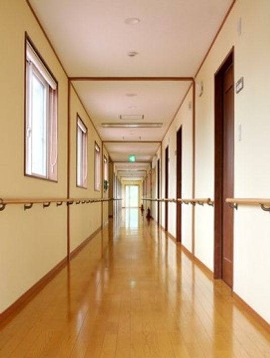 手すり付き明るい廊下