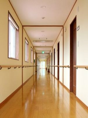 手すり付き明るい廊下