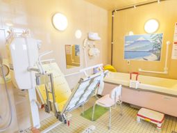 介護施設の清潔な浴室