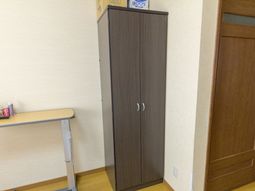 茶色のクローゼットとテーブル