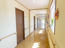 明るい廊下の風景