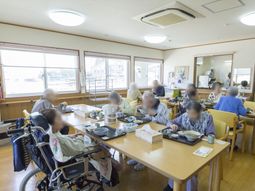 食事を取る利用者とスタッフ