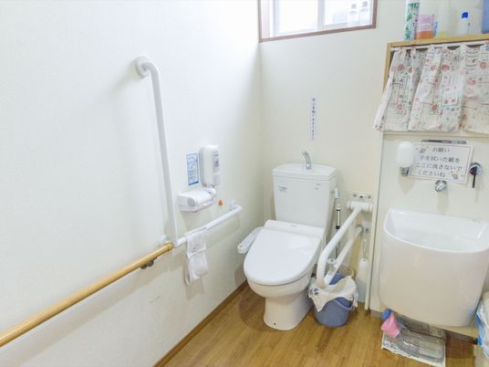 バリアフリー設計のトイレ
