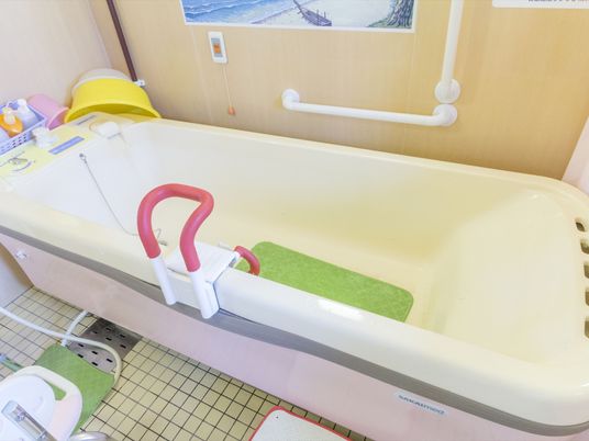 バリアフリー設計の浴室