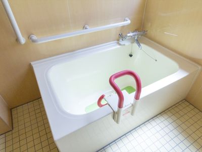 手すり付き浴槽