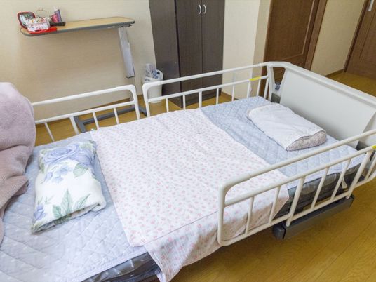 清潔な居室のベッド