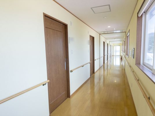 明るく清潔な廊下