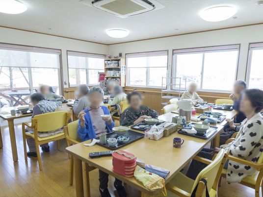 食事を楽しむ利用者ダイニング