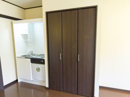 居室のクローゼットとキッチン