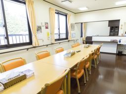 明るい共用ダイニング