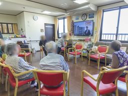 共有スペースで集まる様子