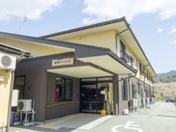 施設の外観と入口