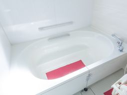 清潔な白い浴槽
