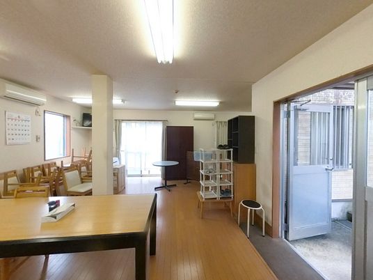 明るく広々とした部屋