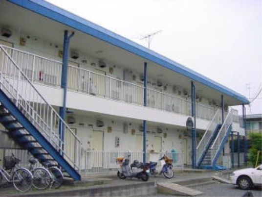 青い手すりの二階建て建物