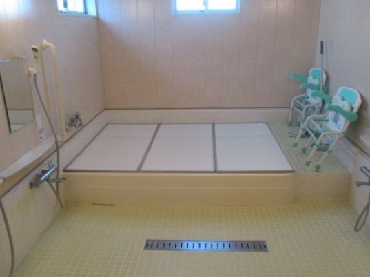 広々とした浴室