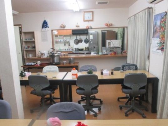 共用キッチンとダイニングエリア