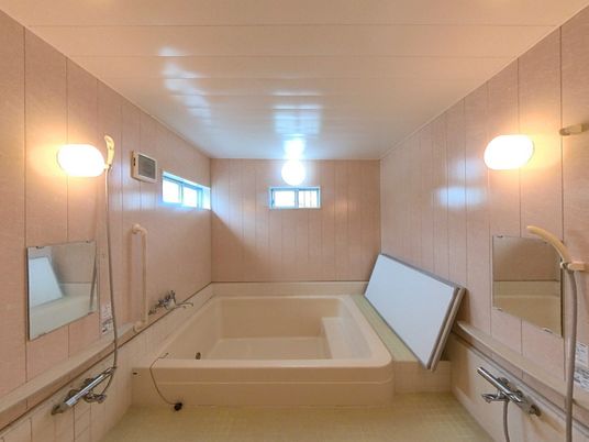 広々とした浴室