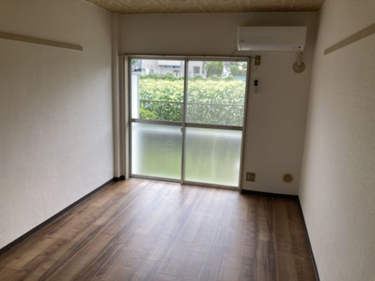 明るい窓の居室