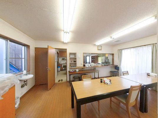 自然光が差し込む食堂