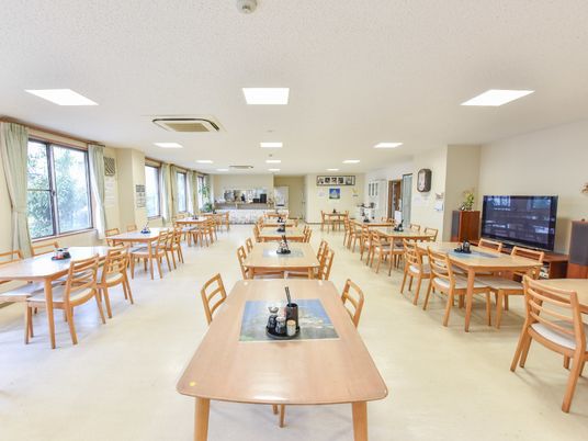 広々とした明るい食堂