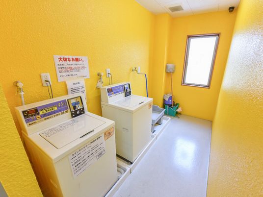 コインランドリー設備の明るい室内