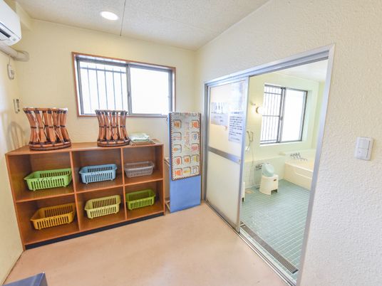 明るい浴室入口