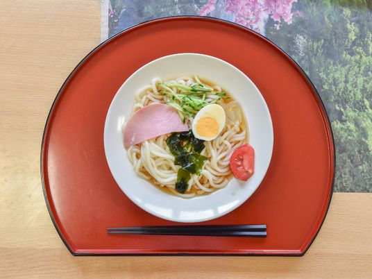 彩り豊かな盛り付けの料理