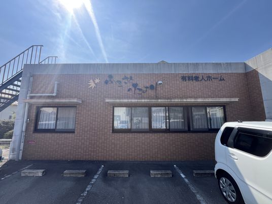 日差しの当たる建物外観