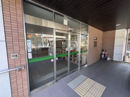 大きな扉があるエントランス