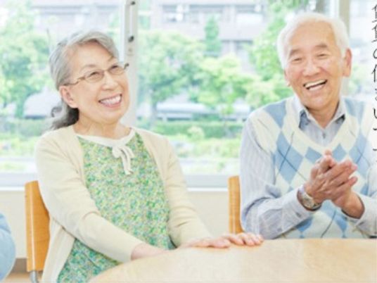 笑顔の高齢者と共有スペース