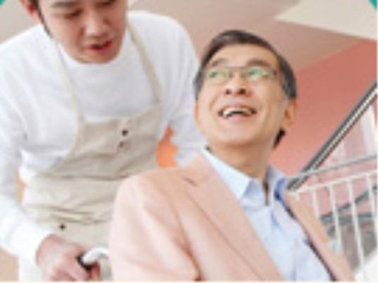 スタッフと笑顔の利用者