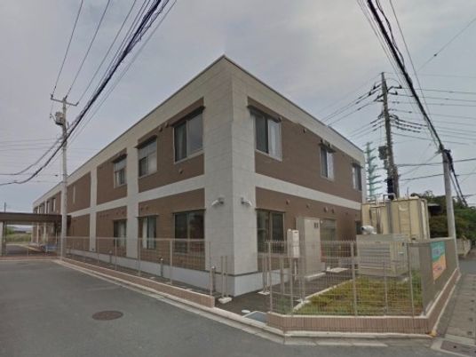 角地に面した施設外観