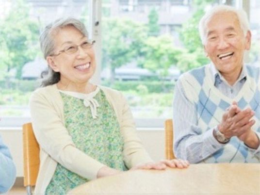 笑顔の高齢者2人