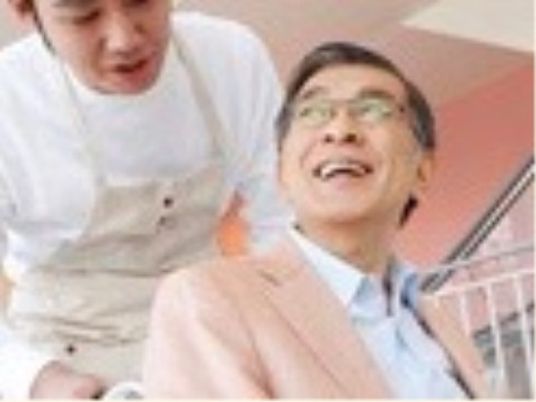 笑顔の高齢者と介助者