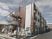 新しい3階建ての外観