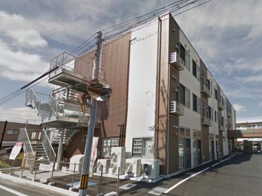 新しい3階建ての外観