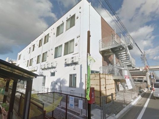 白い建物と階段の外観