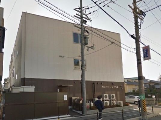施設のシンプルな外観