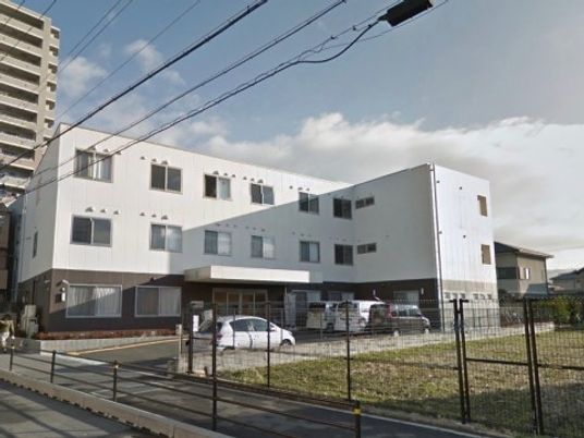 白と茶色の建物の外観