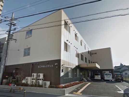 明るい外観の建物