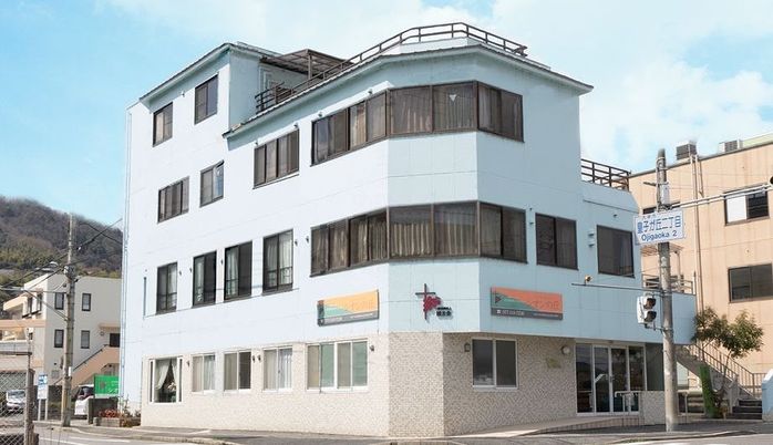 白い外壁の建物外観
