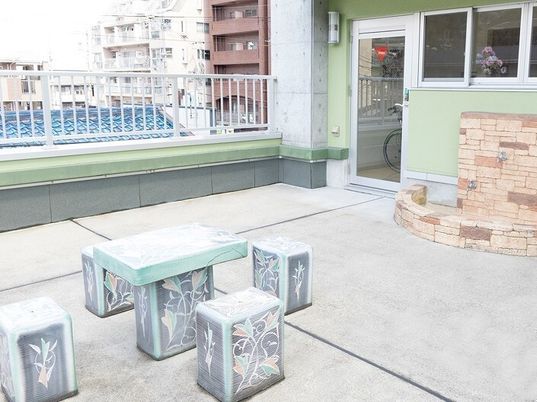 屋外休憩スペースの一角