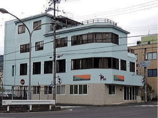 青い建物の外観