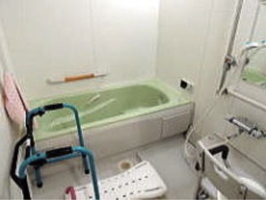手すり付き安全浴室