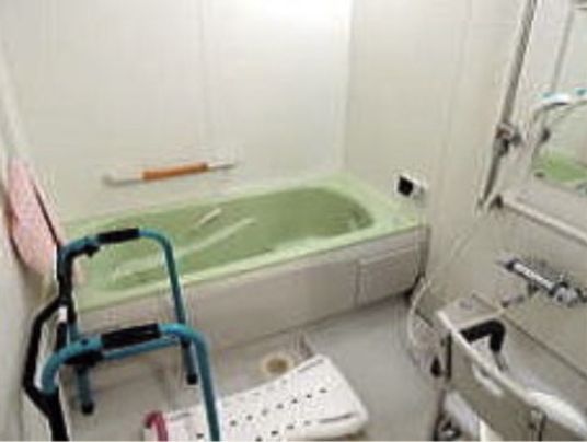 手すり付き安全浴室