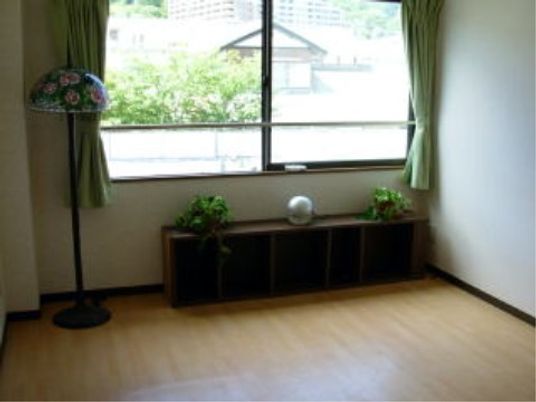 明るい居室の一角