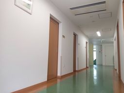 キレイな施設の廊下