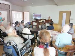 集団でテレビ視聴する様子