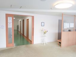 明るい職場の廊下